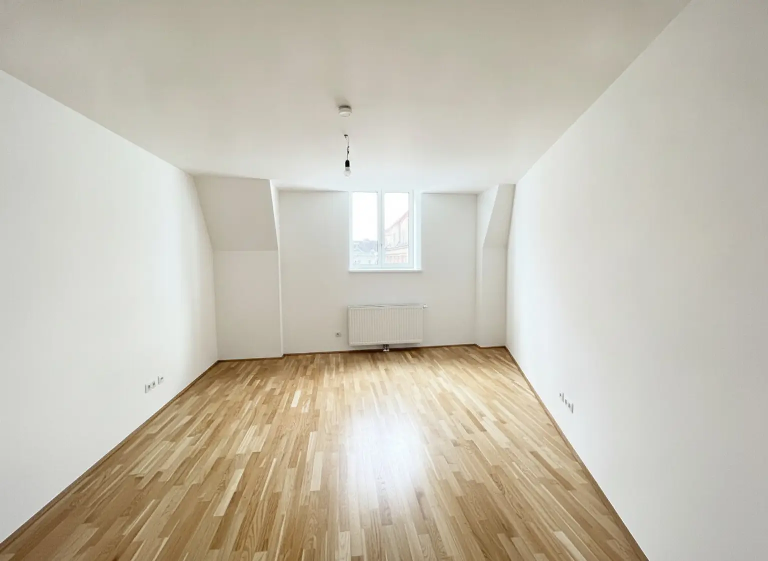 UNBEFRISTET: Top-Lage beim Stephansplatz: Moderne, klimatisierte Dachgeschoßwohnung im stilvollen Haus / Prime location near Stephansplatz: a modern, air-conditioned penthouse flat in a stylish building