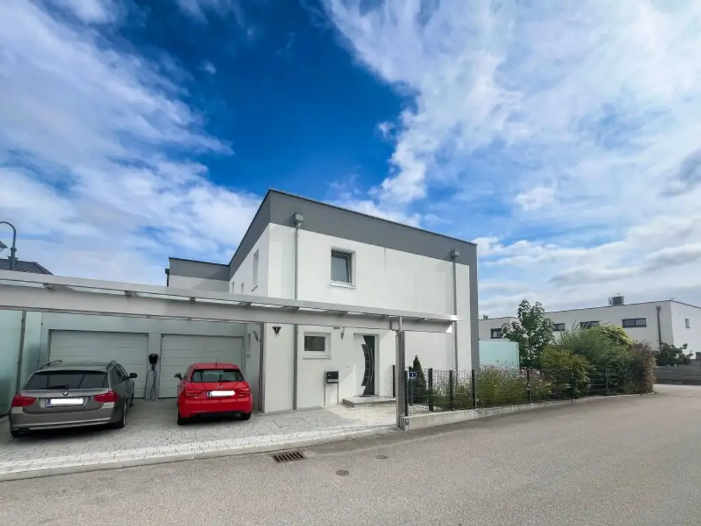 Traumhafte Doppelhaushälfte in Rutzing – Modernes Wohnen mit Pool, Kamin und großzügigem Garten!