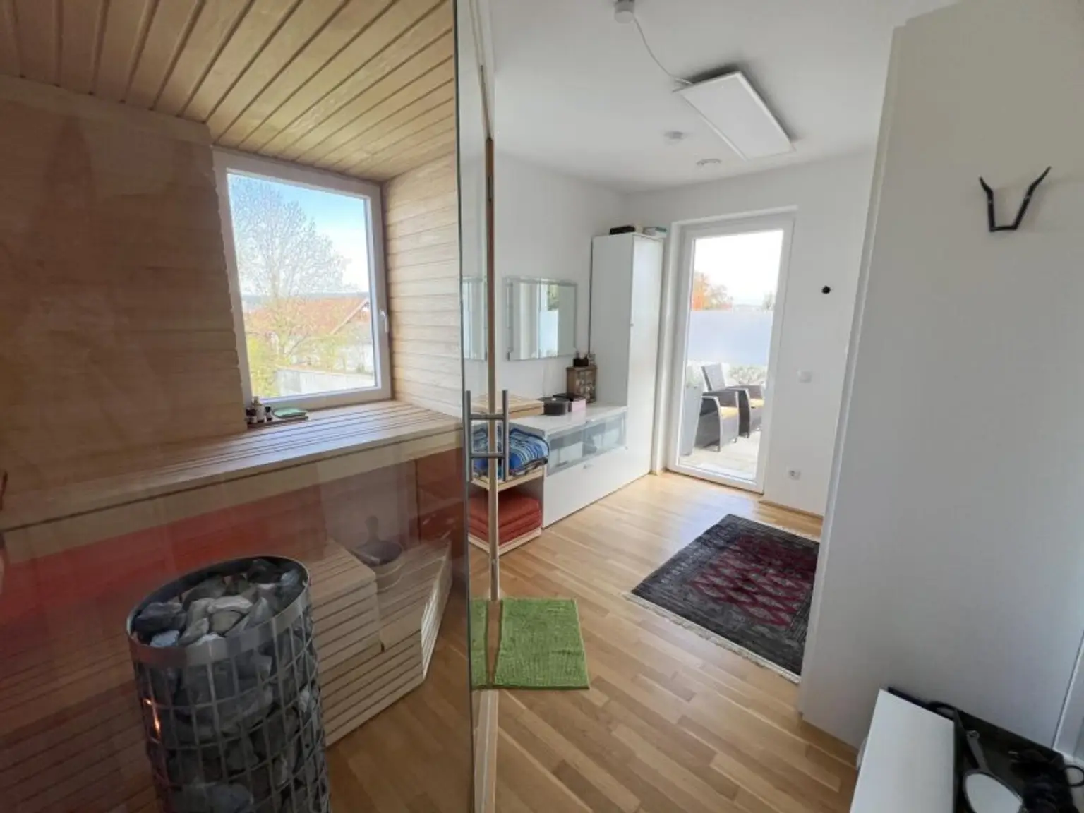 Zimmer mit Sauna und Zugang zur Terrasse