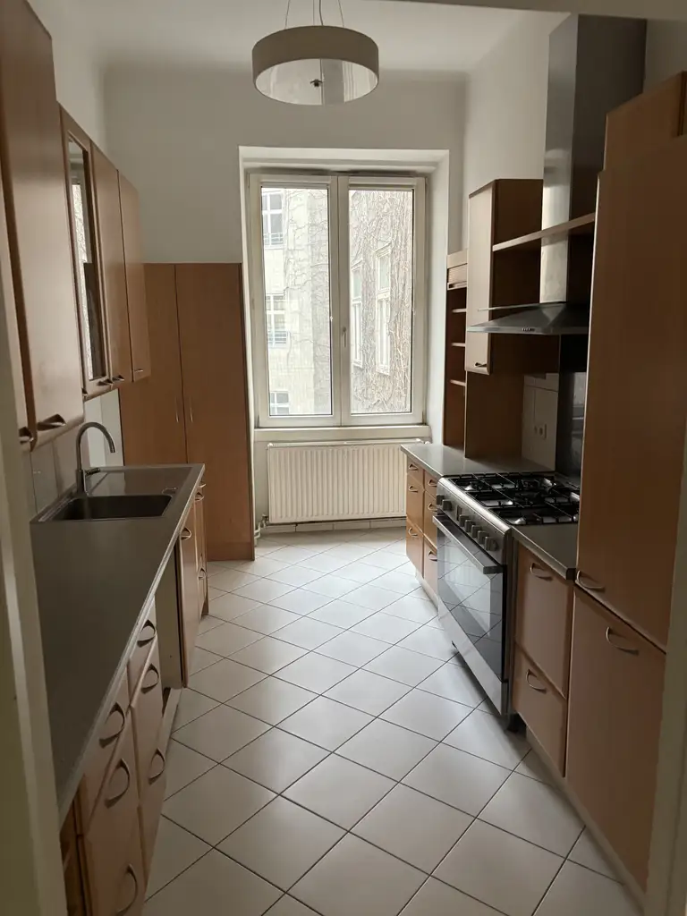 Großzügig geschnittene 3 Zimmer Wohnung in Toplage 1100 Wien Fussgängerzone !