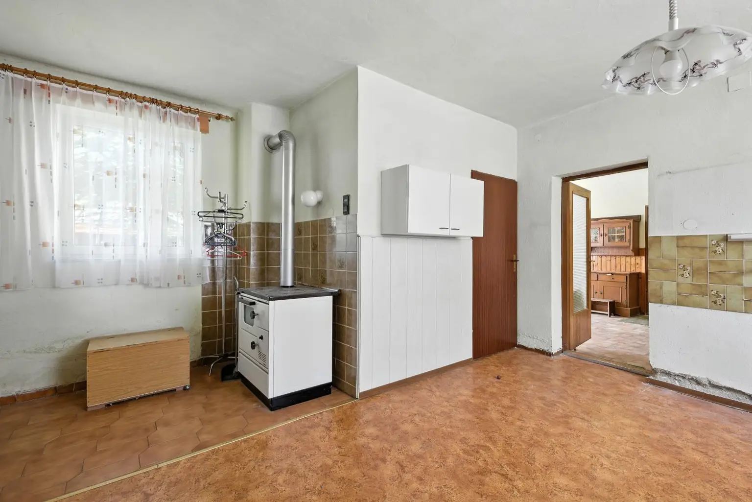 Renovierungsbedürftige Liegenschaft mit zwei Wohneinheiten, Nebengebäuden & Garage!