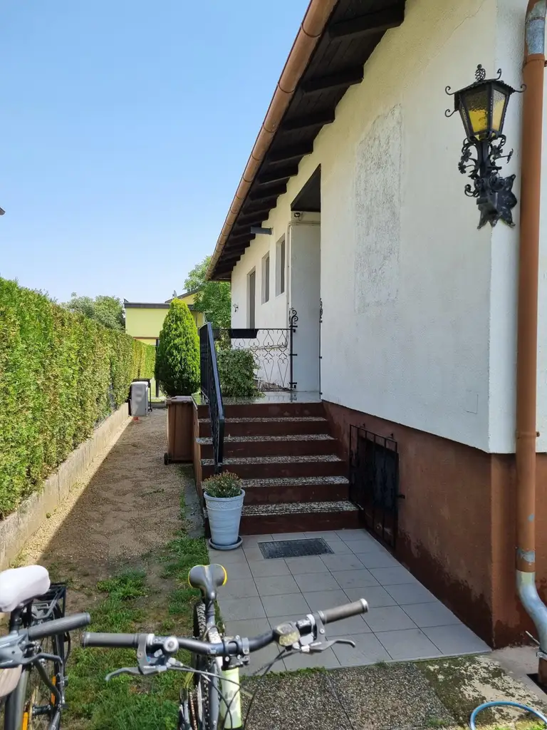 LIEBEVOLLER BUNGALOW MIT GEPFLEGTEM GARTEN IN TRAUMHAFTER RUHELAGE