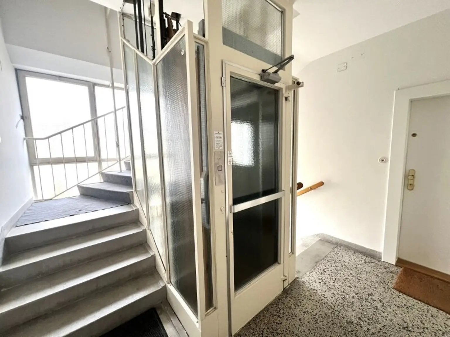 Charmante sanierungsbedürftige Dachgeschosswohnung in bester Lage direkt beim Türkenschanzpark (!)