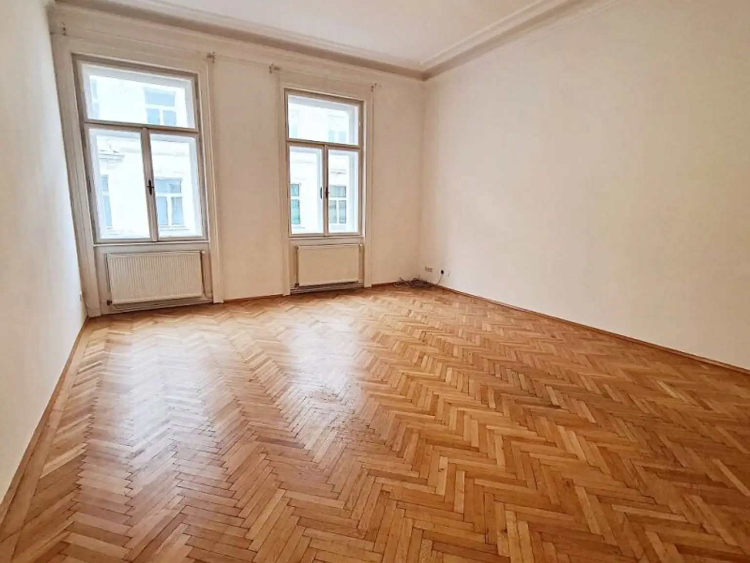 AM GRABEN-NÄHE, 95 m2 Altbau mit Balkon, 2 Zimmer, Komplettküche, Wannenbad, Parketten, 4. Liftstock, Flügeltüren, Spiegelgasse