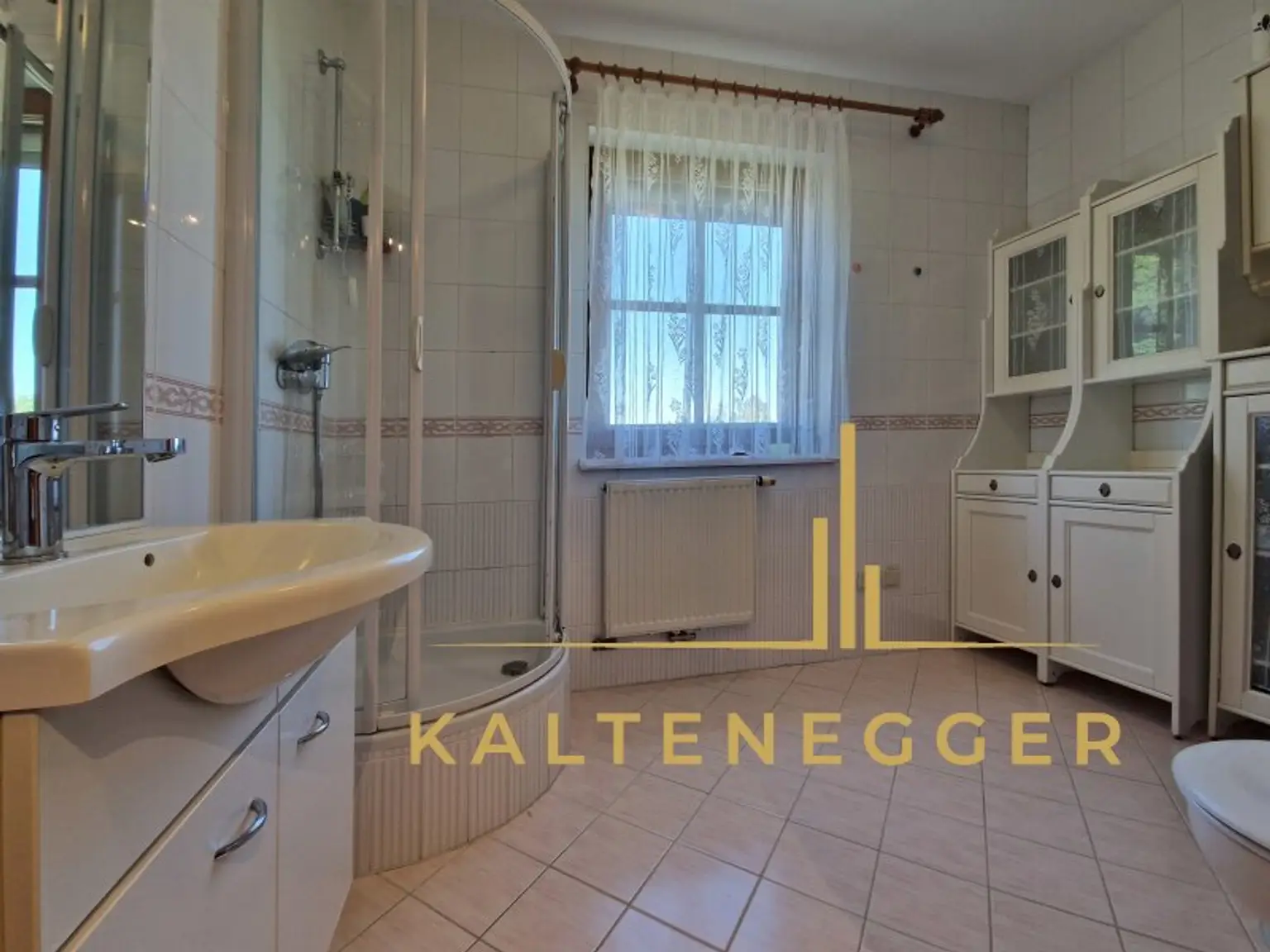 EG: Badezimmer + WC ca. 5,92 m²