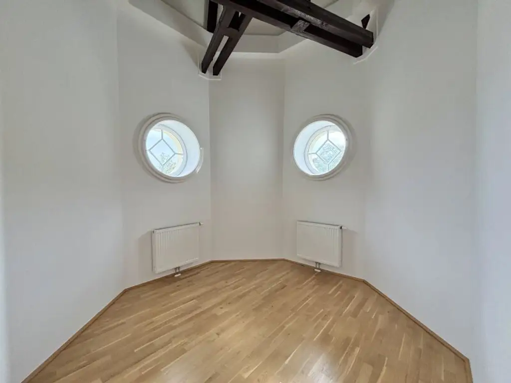 Dachgeschoss-Turm-Wohnung mit 5 Meter Raumhöhe | ca. 2.000 m² Garten zur allgemeinen Nutzung I freie Mietzinsbildung I