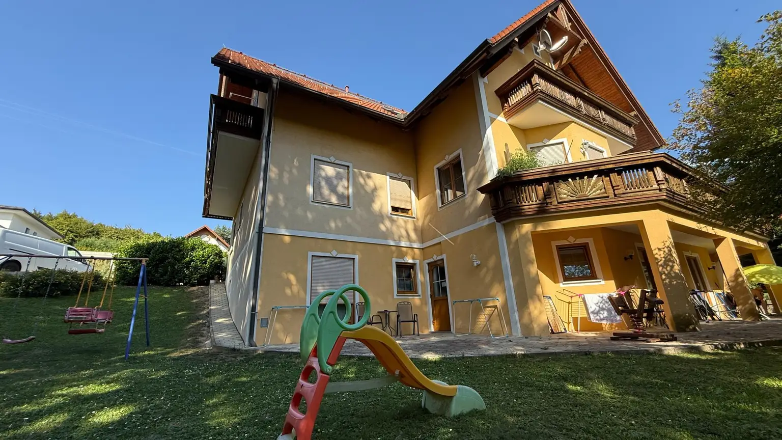 „Wohnen & Wohlfühlen im Hügelland – vielseitige Immobilie mit 8 Gästezimmern & Privatwohnung“