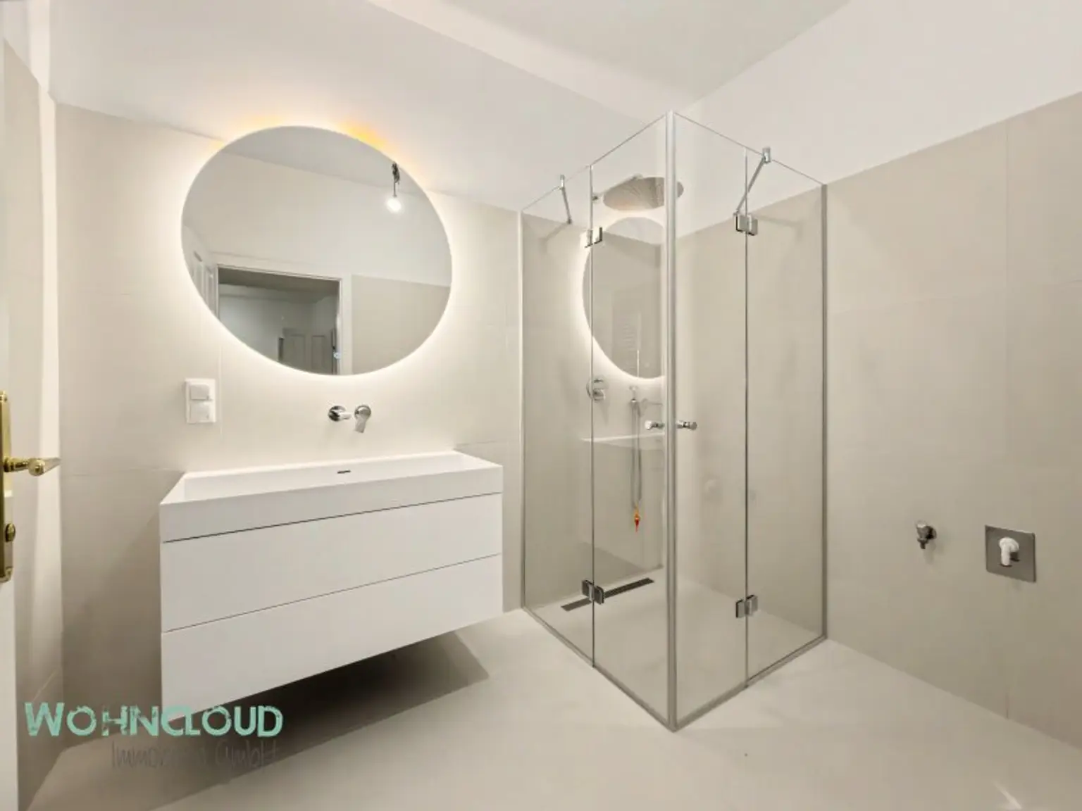 BADEZIMMER UNTEN