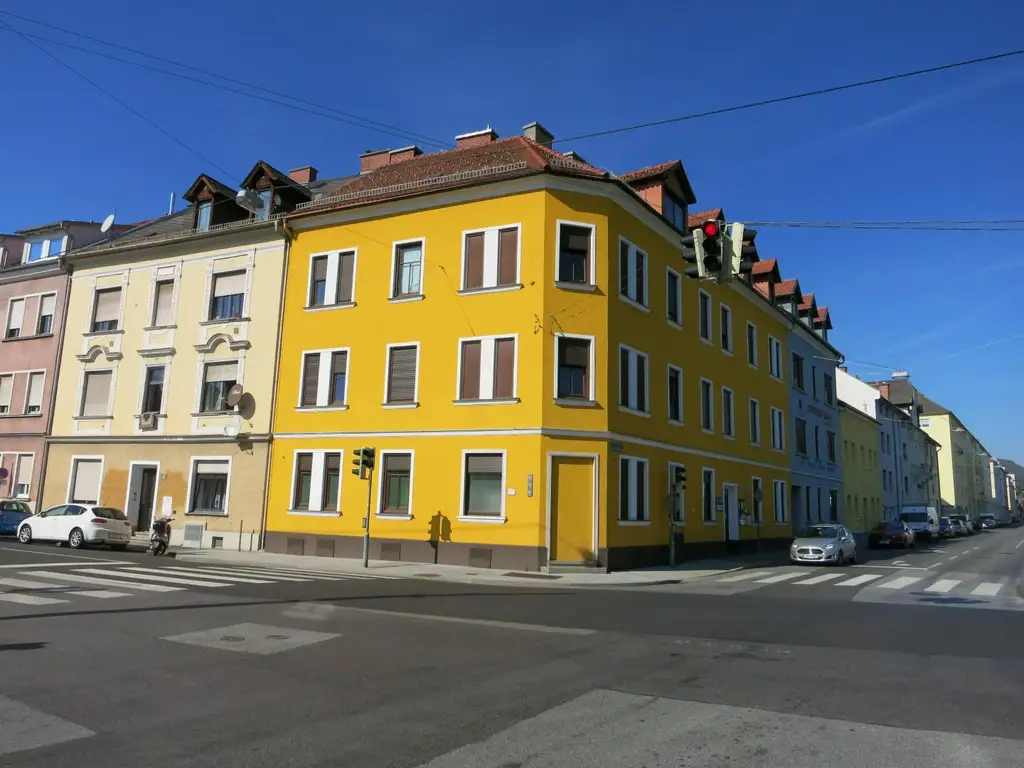 Altbauwohnung mit 4 Zimmer und Balkon