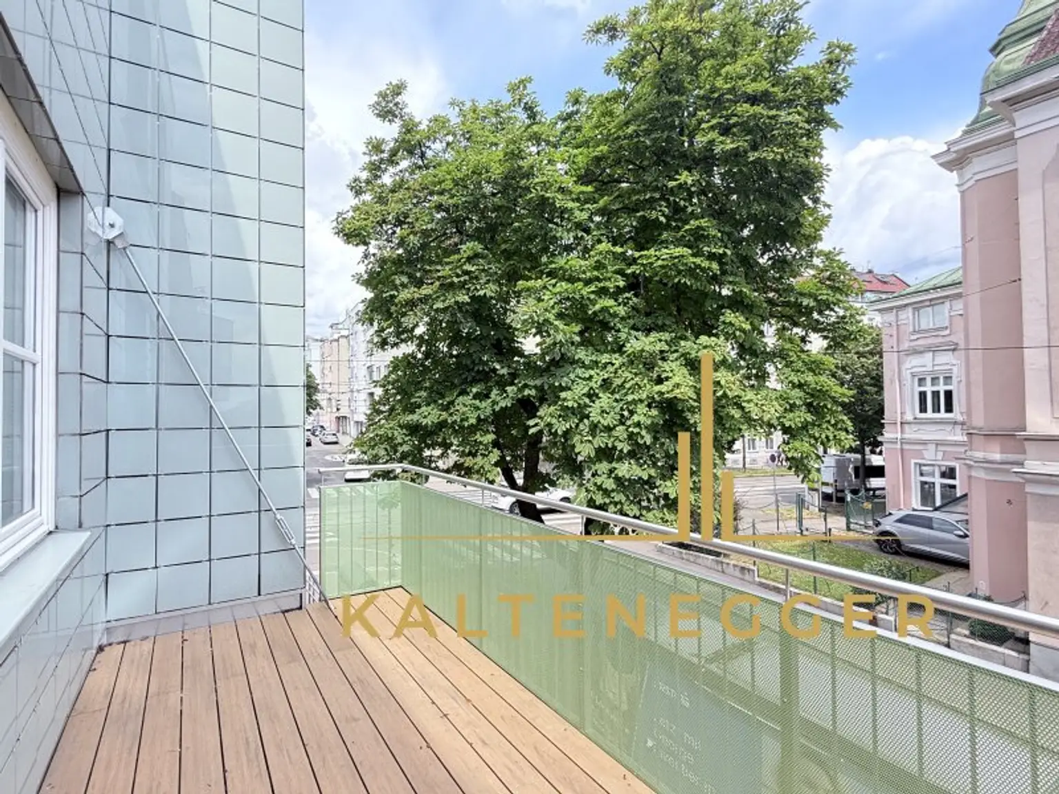 Erstbezug nach Sanierung: Tolle 4-Zimmer Wohnung mit großem Balkon, TG-Platz anmietbar