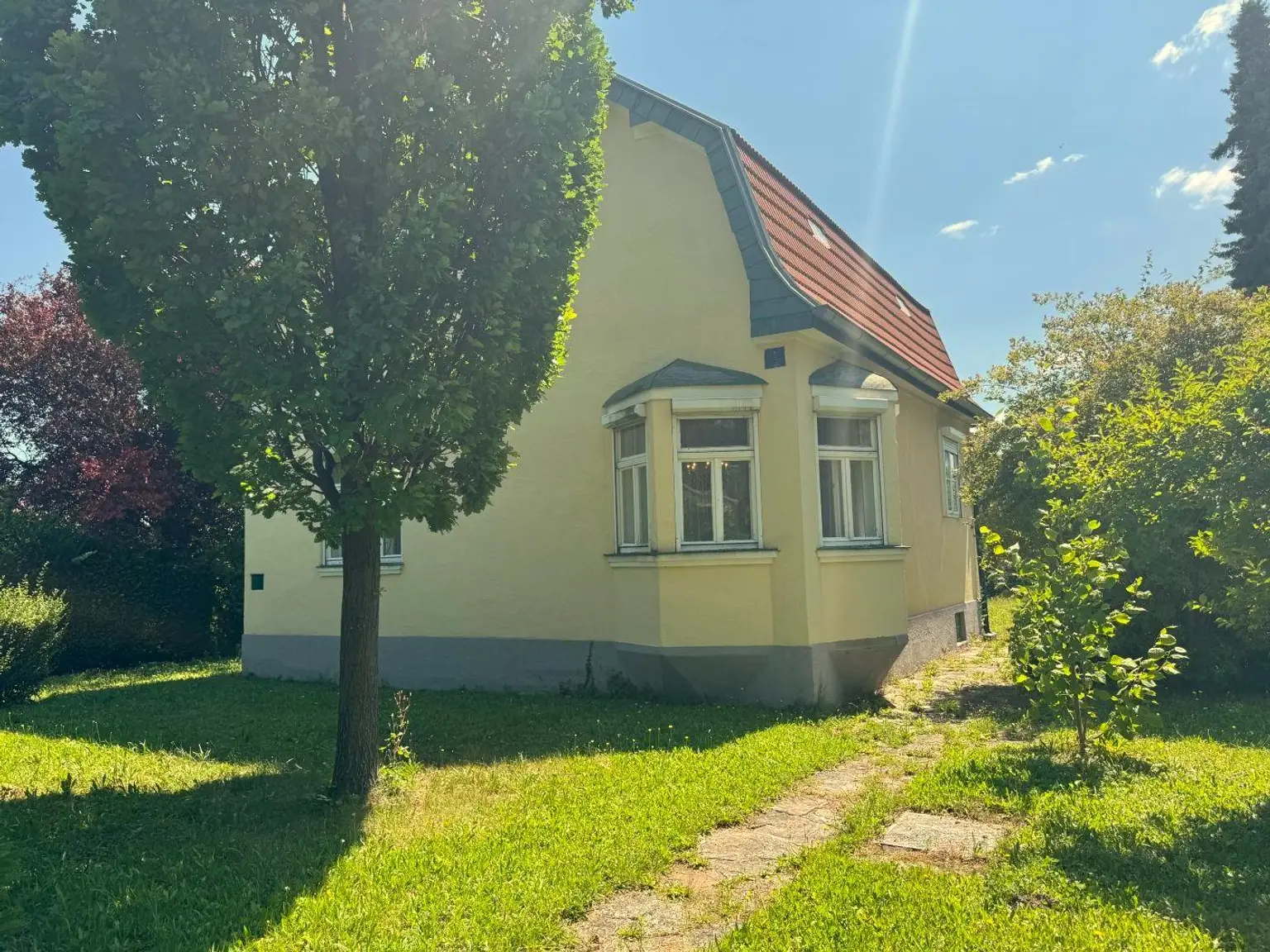 "Einfamilienhaus mit 2535m² großem Grundstück!"
