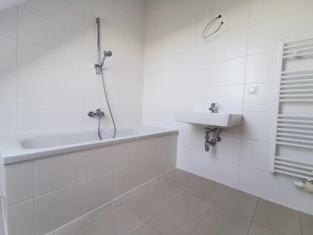 2 Zi.-DG-Maisonette im superschöner Altbau an Single oder Pärchen zu vergeben.