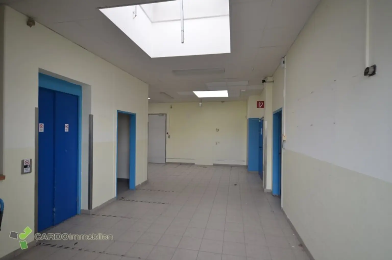 Halle und Lager 425m², 340m², 414m² für Veranstaltungen oder Lager, 2 Gewerbeobjekte nebeneinander mit große Parkplatz, entweder zusammen oder einzeln zu vermieten