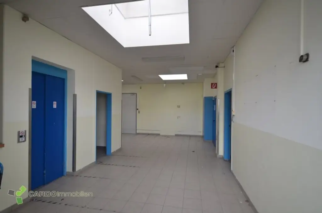 Halle und Lager 425m², 340m², 414m² für Veranstaltungen oder Lager, 2 Gewerbeobjekte nebeneinander mit große Parkplatz, entweder zusammen oder einzeln zu vermieten