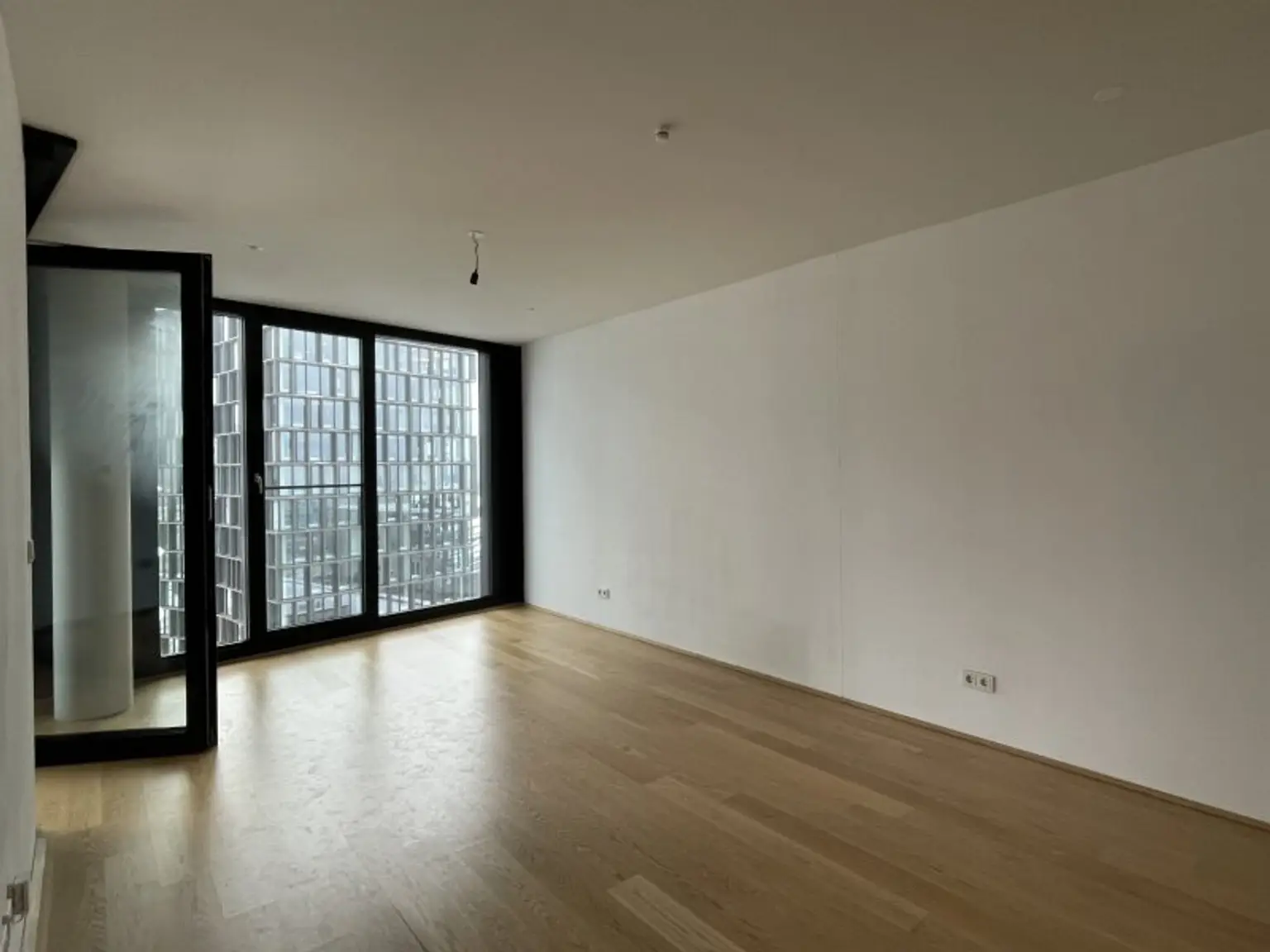 UNBEFRISTETE 2 Zimmer im 12en Stockwerk mit Loggia und vielen Extras im Haus beim Belvedere!