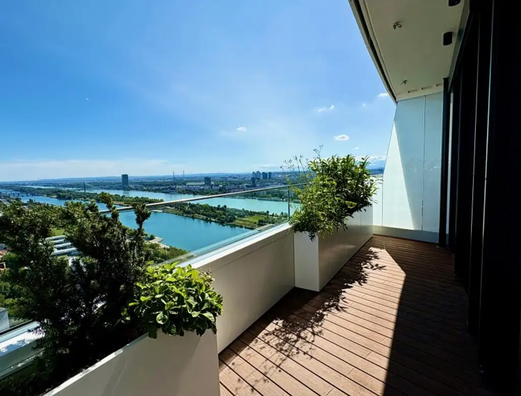 LUXURIÖSE 3-ZIMMER-WOHNUNG MIT 2 BÄDERN, GARAGENPLATZ UND ATEMBERAUBENDEM PANORAMABLICK