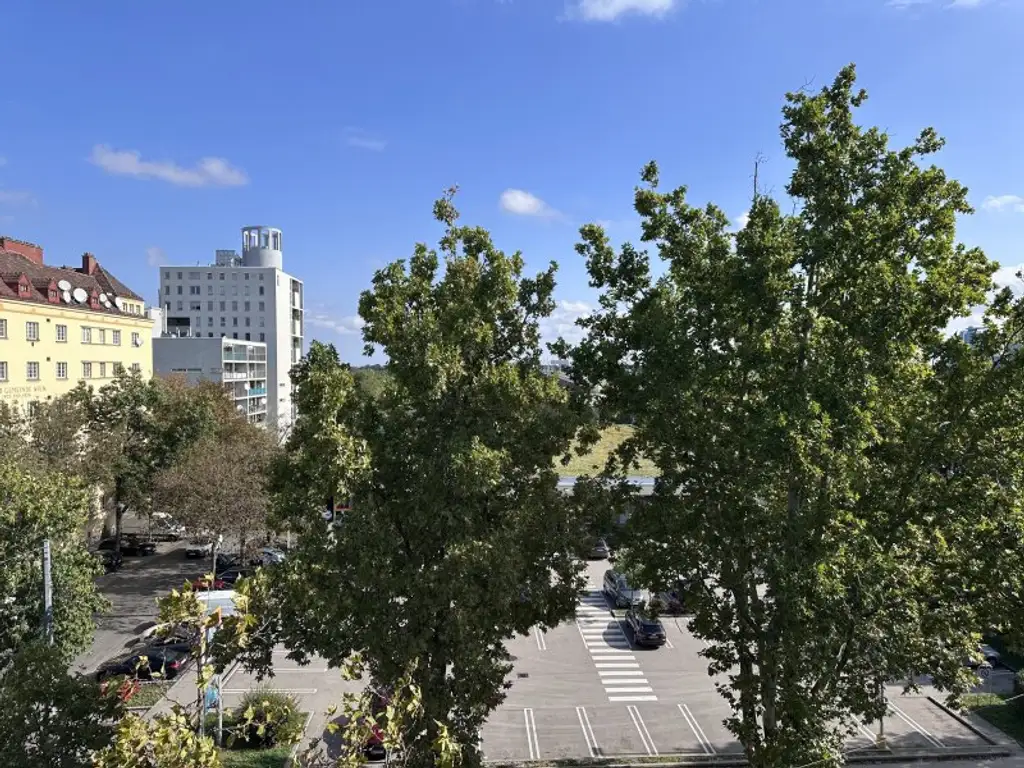 Sonnige Kleinwohnung mit schönem Fernblick im 4. Liftstock