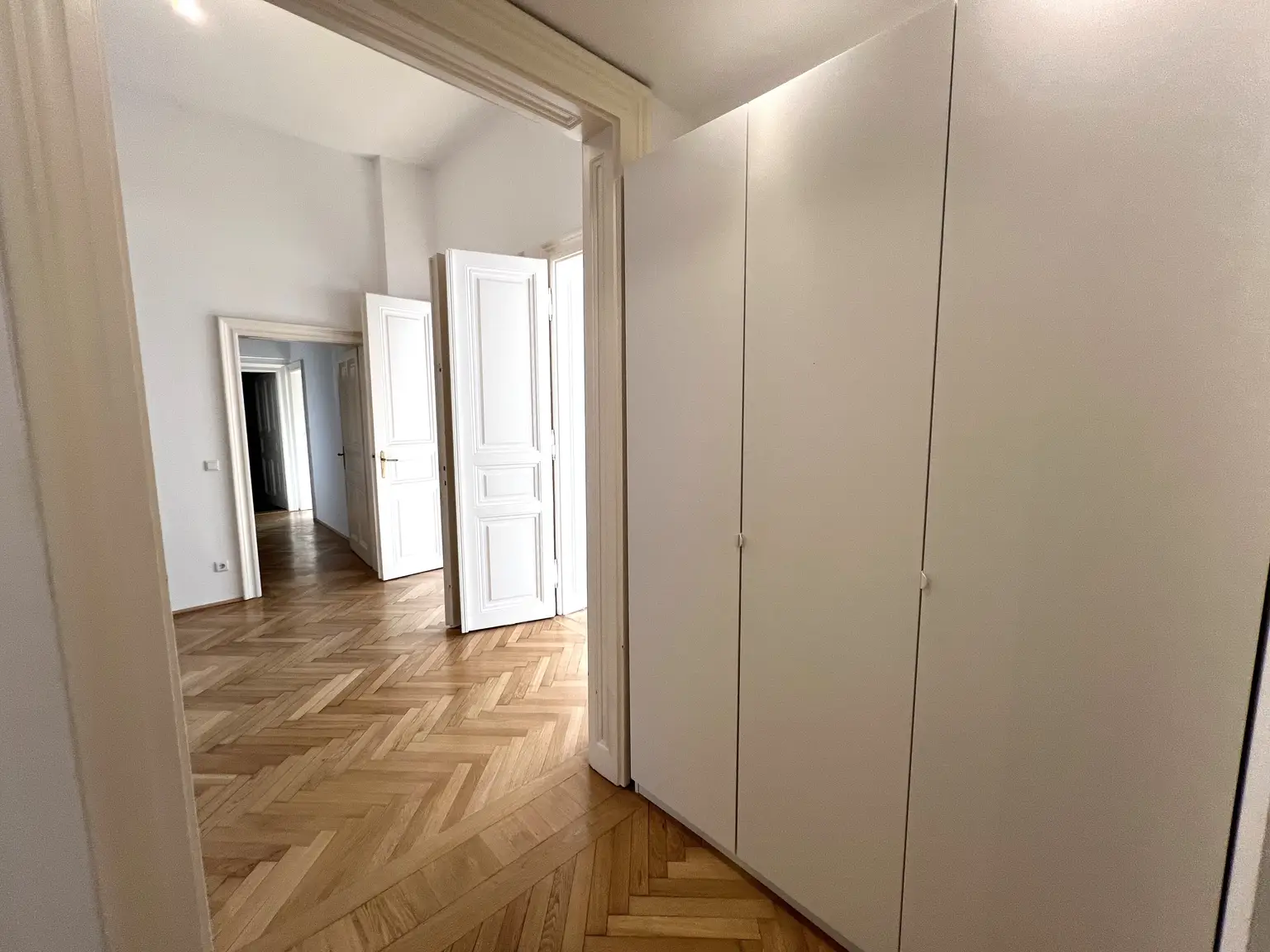 Prunkvolle 6-Zimmer Wohnung im repräsentativen Haus / Impressive 6-room-apartment in a representative building