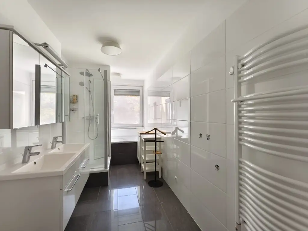 So grün kann Stadt sein! Großzügige 4-Zimmer-Wohnung mit wunderbarem Parkblick in angenehmer Ruhelage