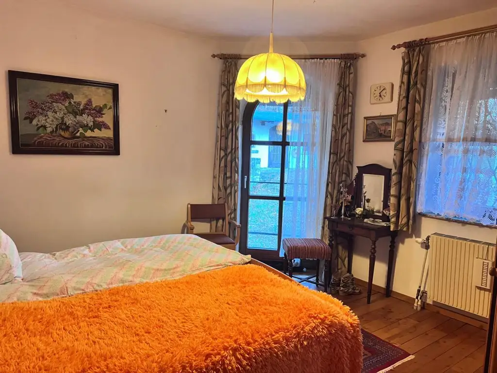 LANDHAUS MIT GROSSEM, SONNIGEN GRUND AM WALDRAND