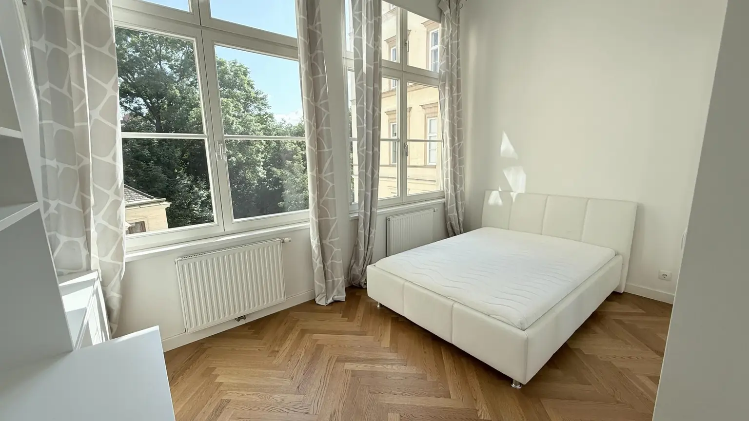 Prachtvolle Beletage mit Balkon in Bestlage am Rochusmarkt! Komplett möbliert.