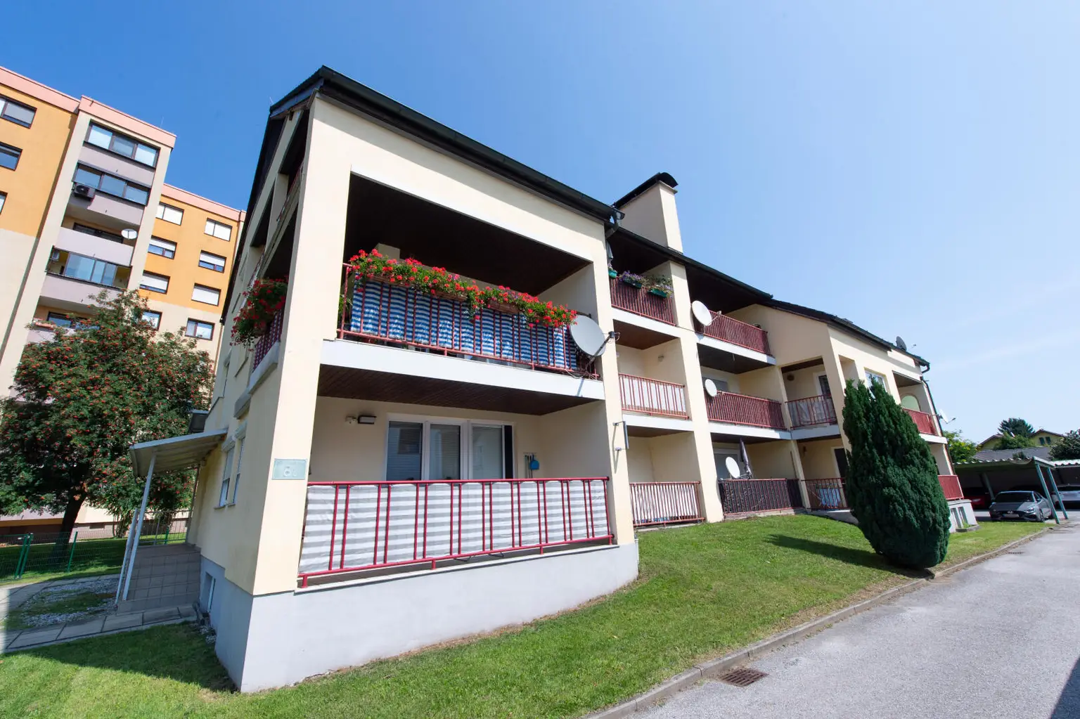 Verlassenschaftswohnung – Entrümpeln & Sanieren! Carport inklusive