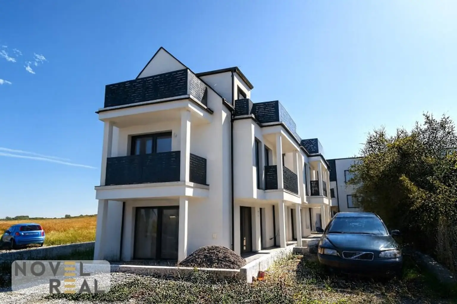 SCHLÜSSELFERTIGES ECKREIHENHAUS - 136 m² - ZIEGELMASSIV - AUF EIGENGRUND - UNVERBAUTER FERNBLICK