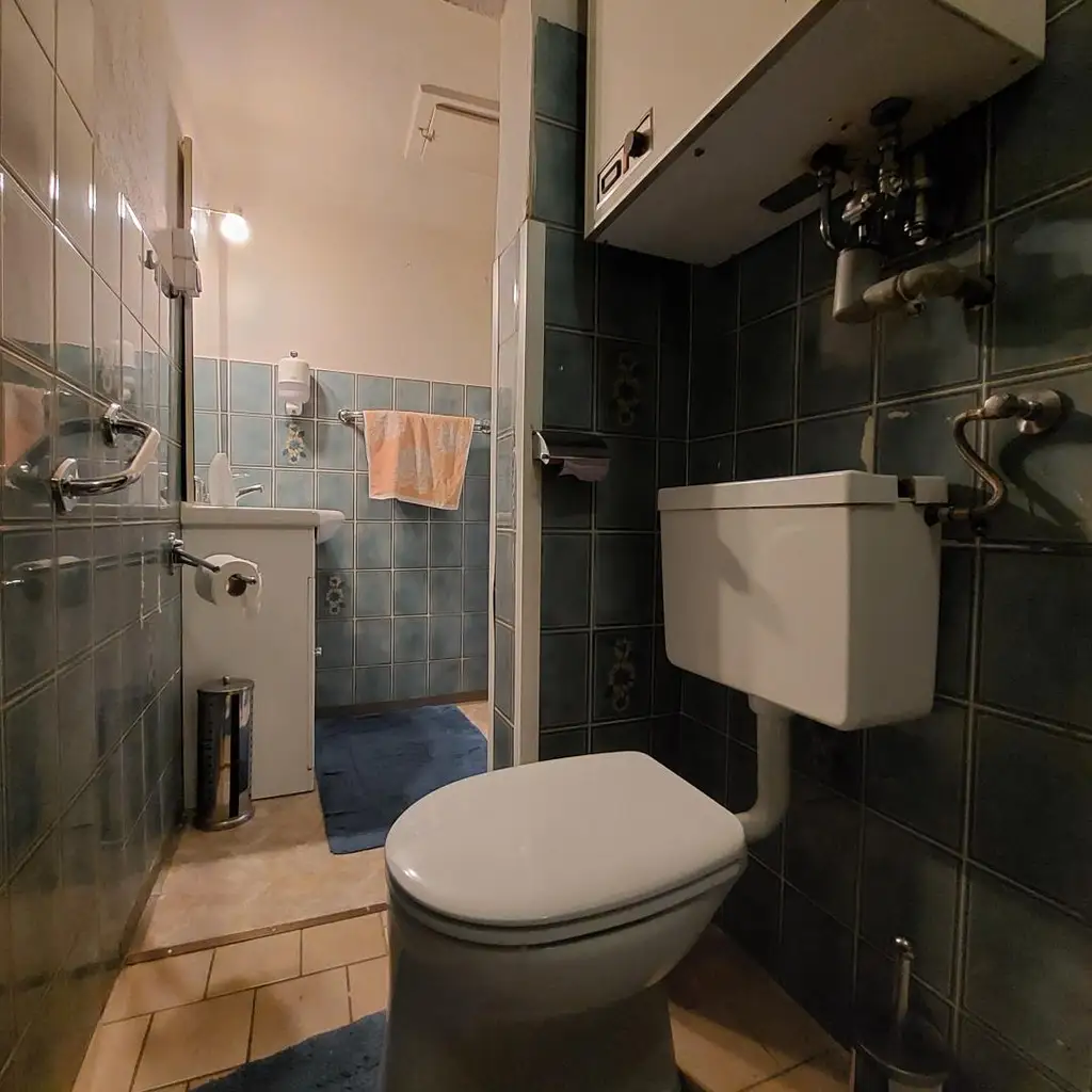 Mehrparteienhaus mit zwei Geschäftslokalen