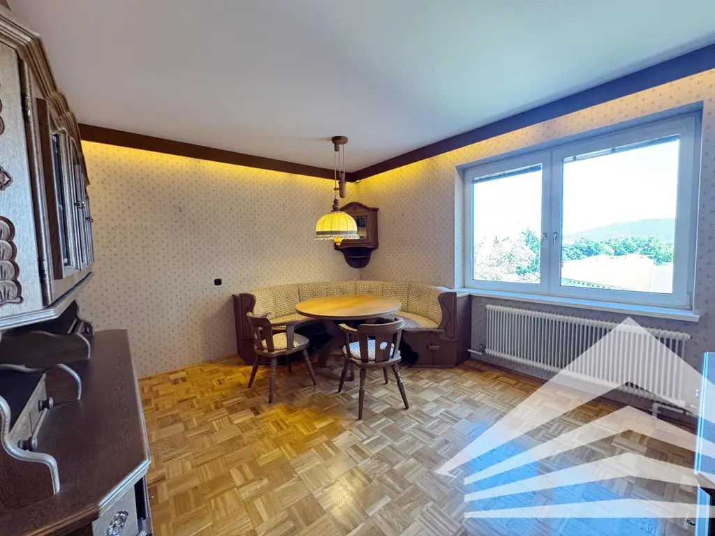 Gepflegte 4 Zimmerwohnung mit Garage und Balkon in bester Lage am Auberg