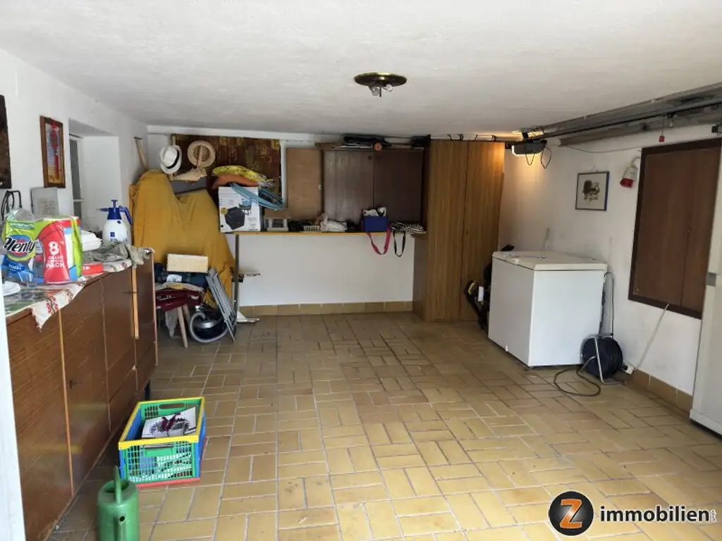 Unterkellertes Einfamilienhaus mit Garage und Obstbaumbestand