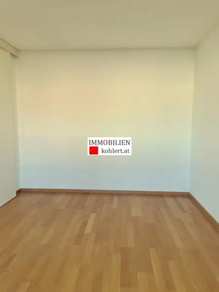 GEMÜTLICHE 2-ZIMMERWOHNUNG MIT LOGGIA, ALLE NEBENRÄUME, GARAGENSTELLPLATZ IM EIGENTUM