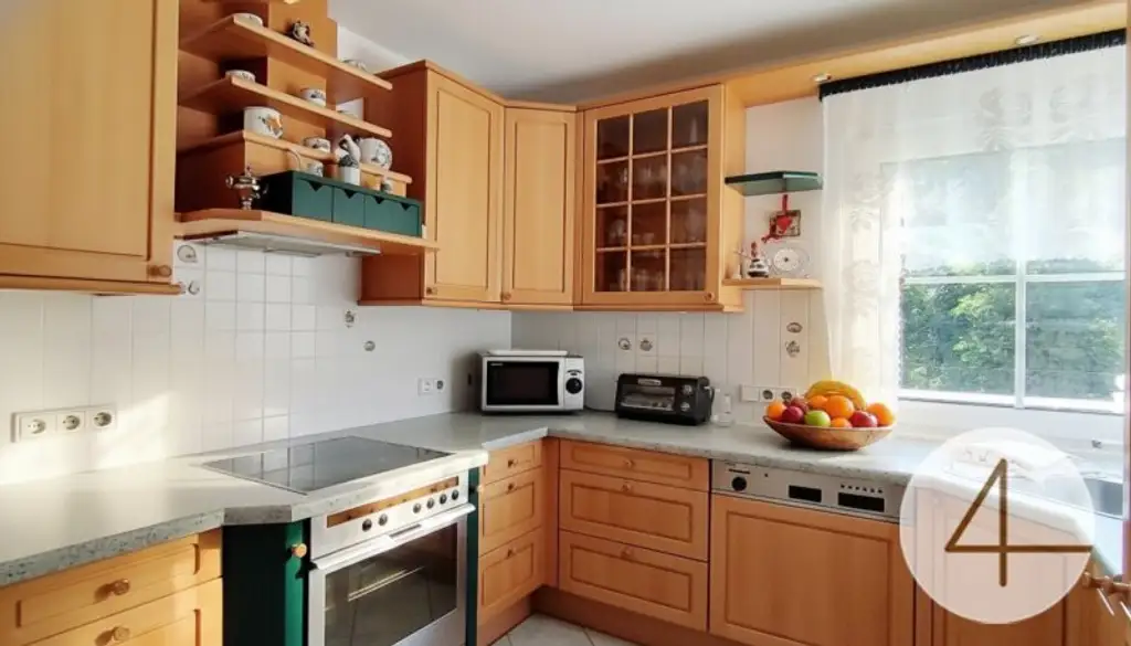 Charmantes Zuhause mit großzügiger Terrasse und zwei Garagen