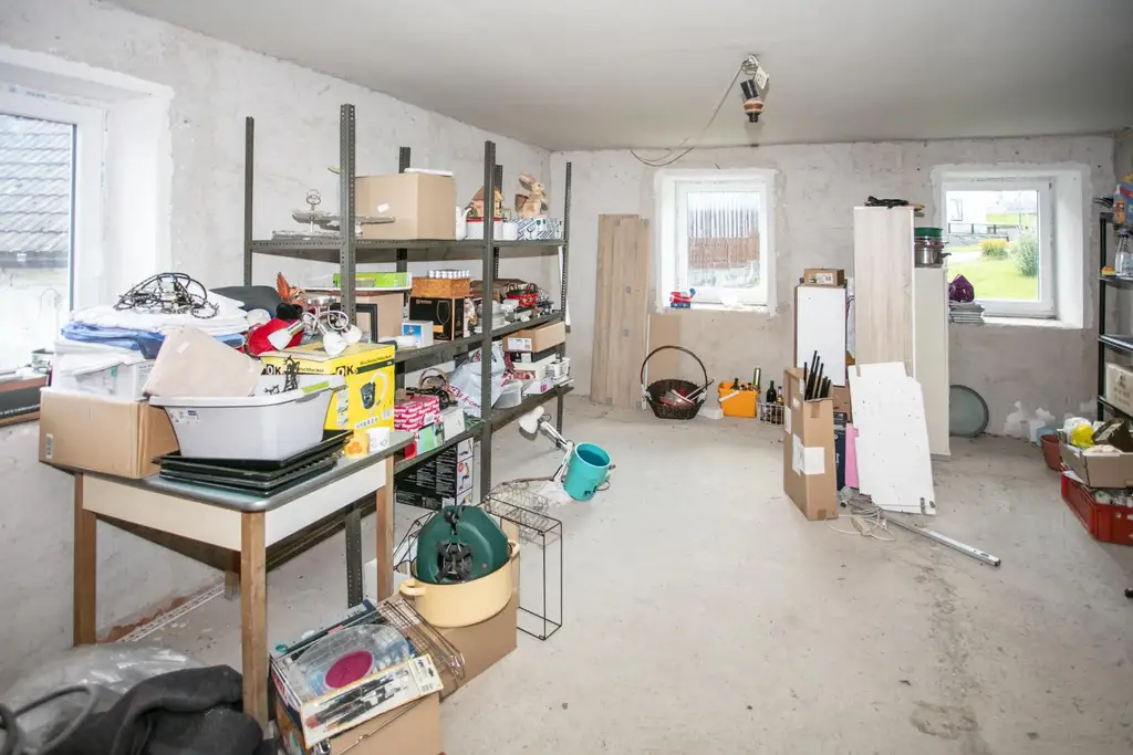 Sanierungsbedürftiger Bauernhof mit Hobby-Autowerkstatt in idyllischer Lage