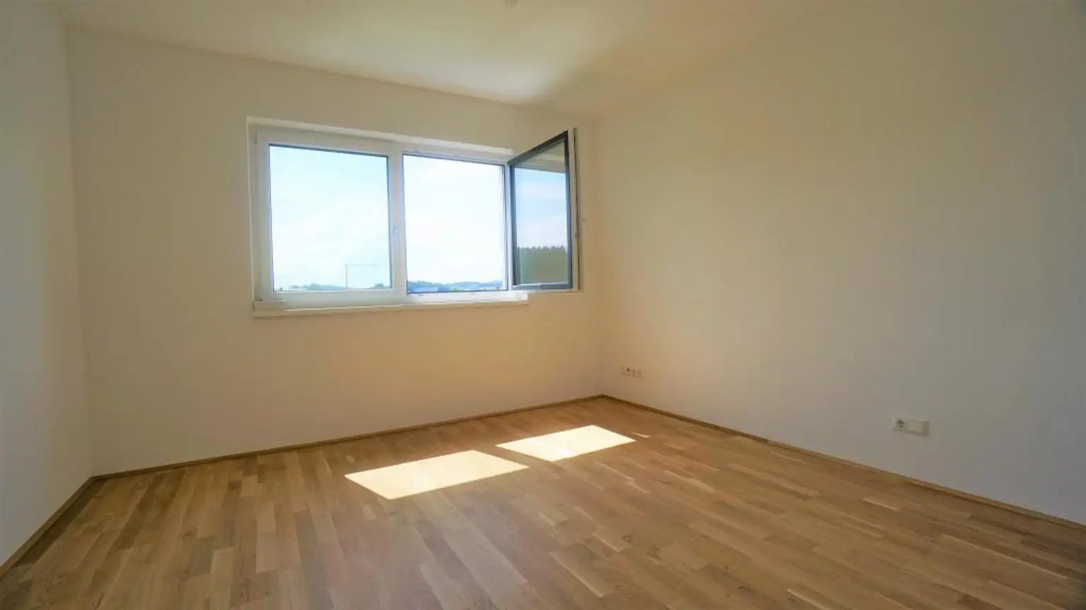 Beeindruckende 3 Zimmerwohnung mit großer Dachterrasse, Carportplatz und Stellplatz