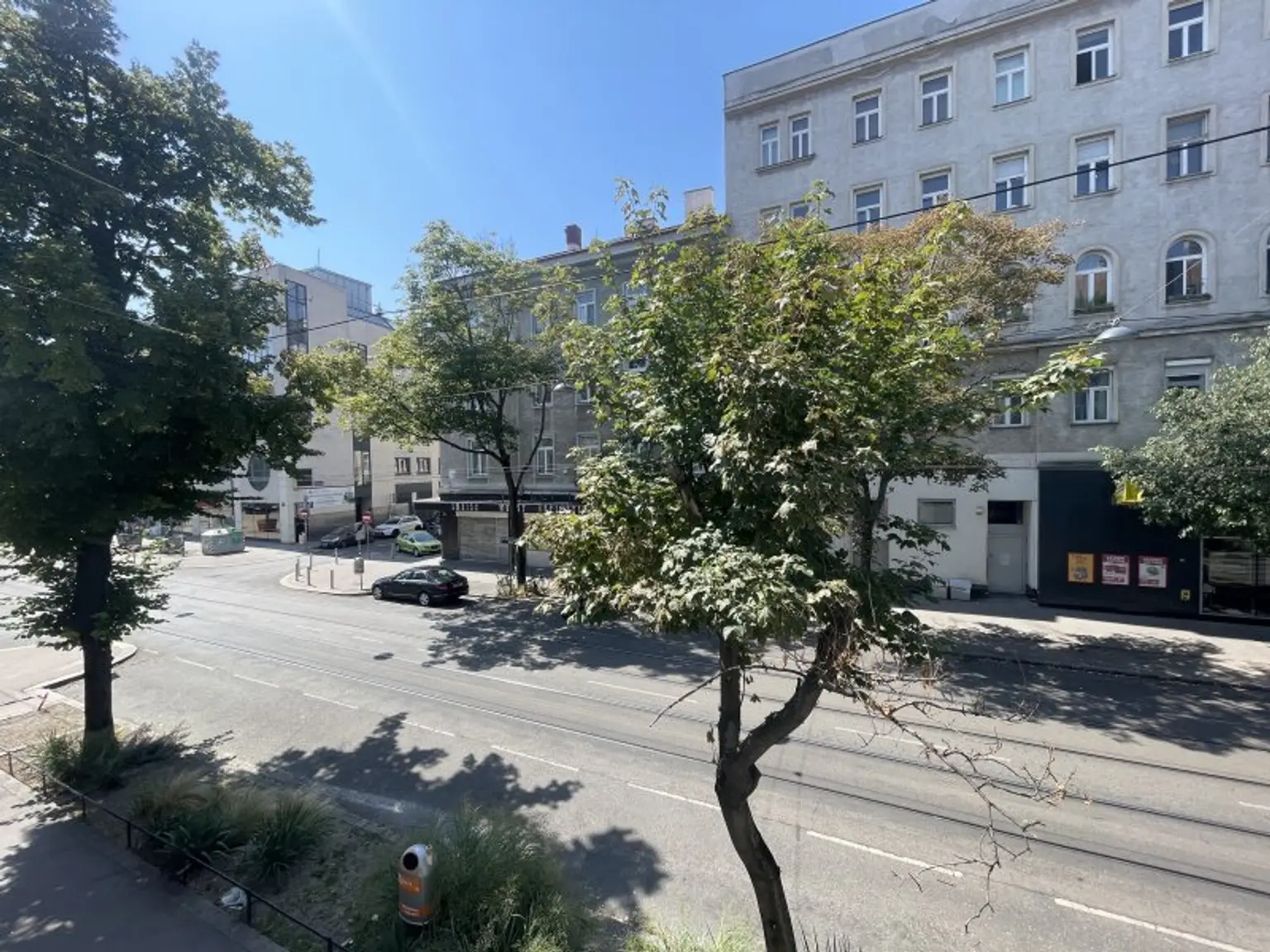 NÄHE AUGARTEN: wunderschön sanierte Altbauwohnung mit neuer Küche