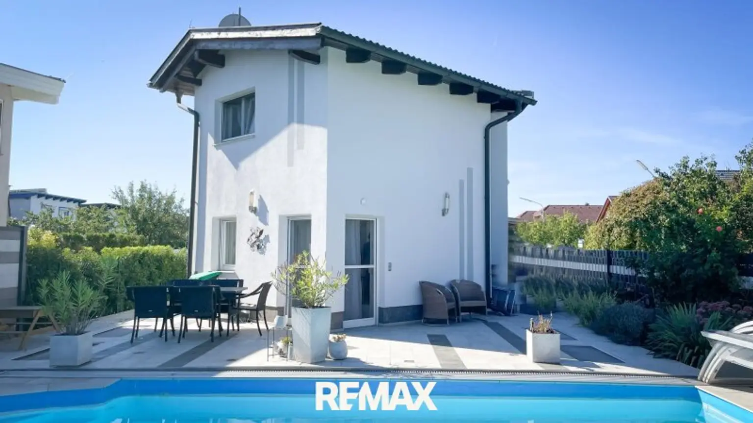 Haus mit Poolansicht