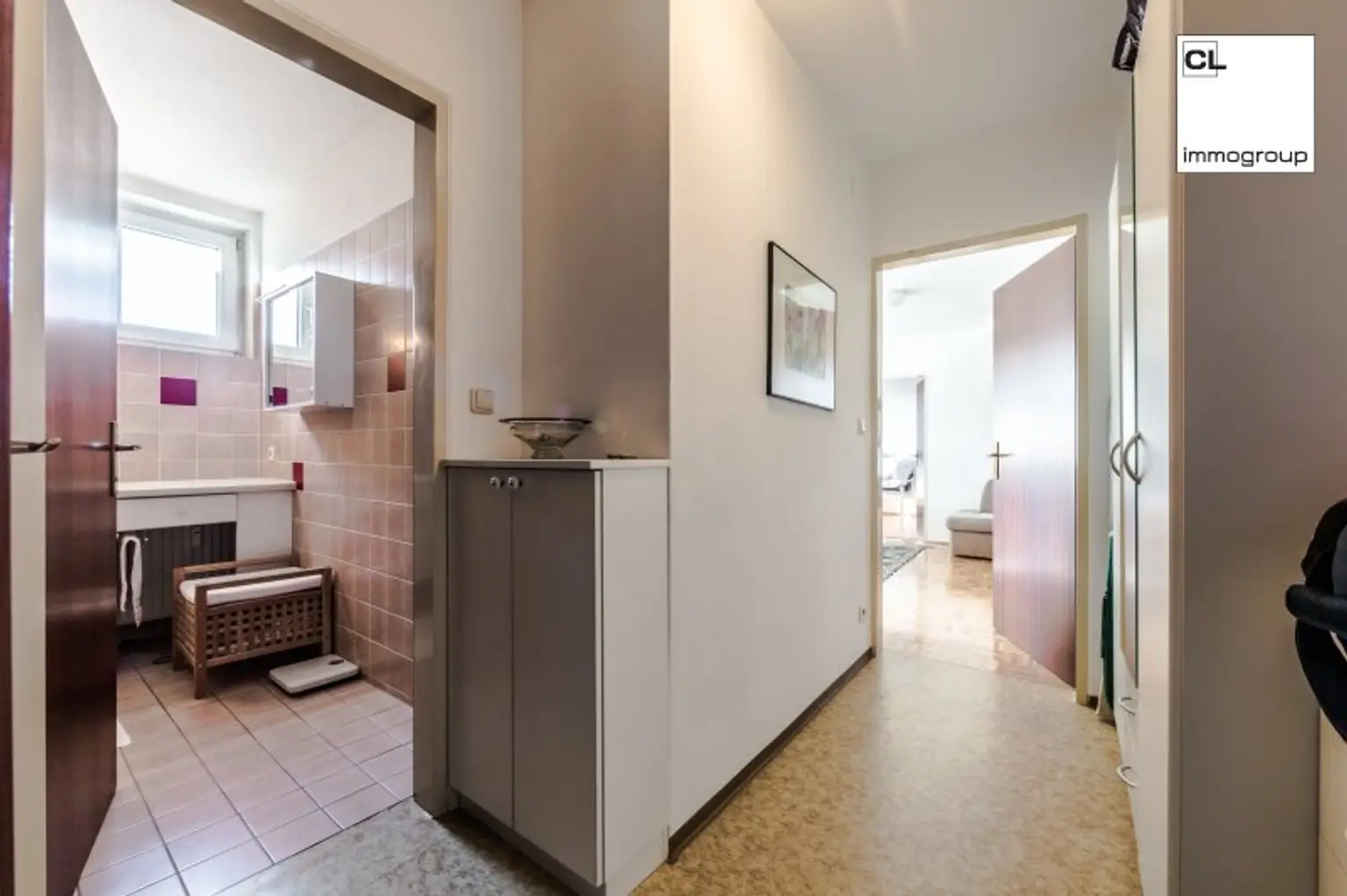 Blick vom Vorraum ins Bad und ins Wohnzimmer