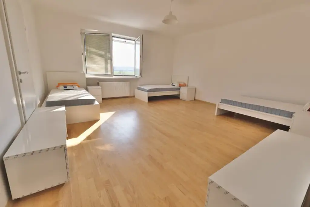 145 m² möblierte 5-Zimmer-Dachterrassenwohnung mit Untervermietrecht bzw. als WG / Arbeiterquartier