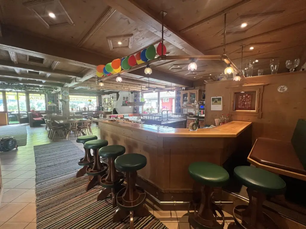 Komplett eingerichtetes Lokal zu verpachten