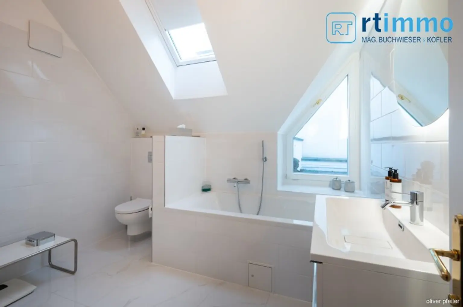 EDLE 5-ZIMMER DACHGESCHOSSWOHNUNG mit TERRASSE und AIRCONITION , Neuwertig