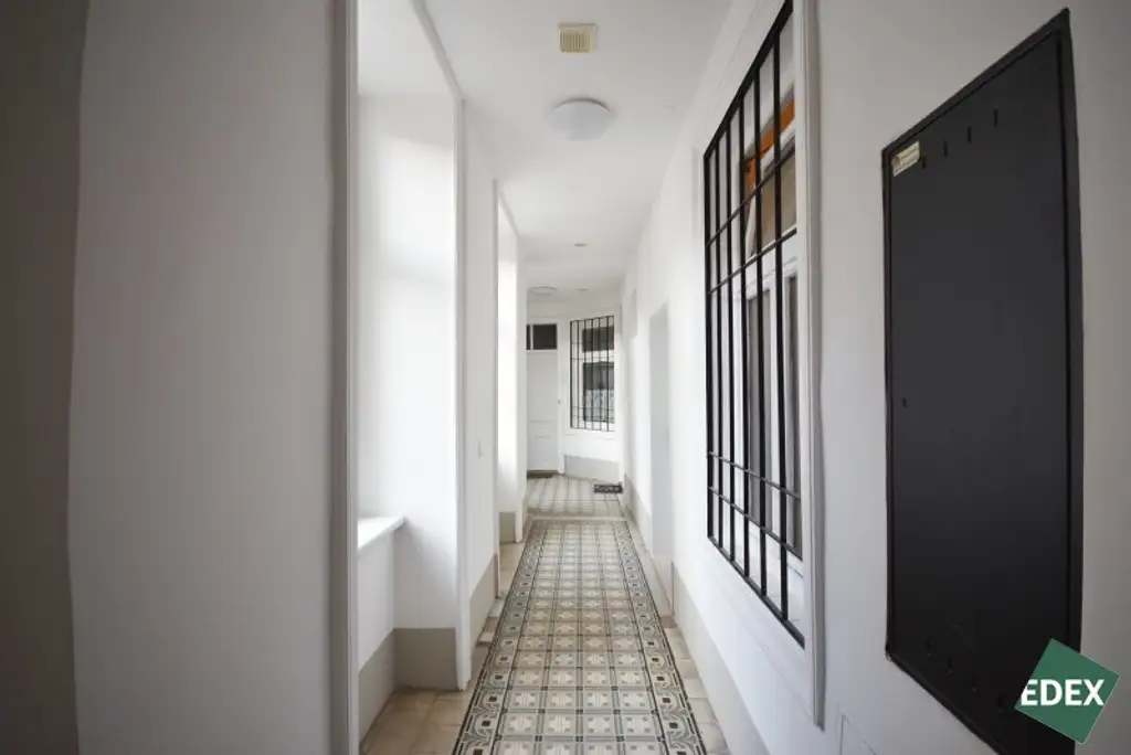 Sanierungsbedürftige Drei-Zimmer-Wohnung direkt an der U3