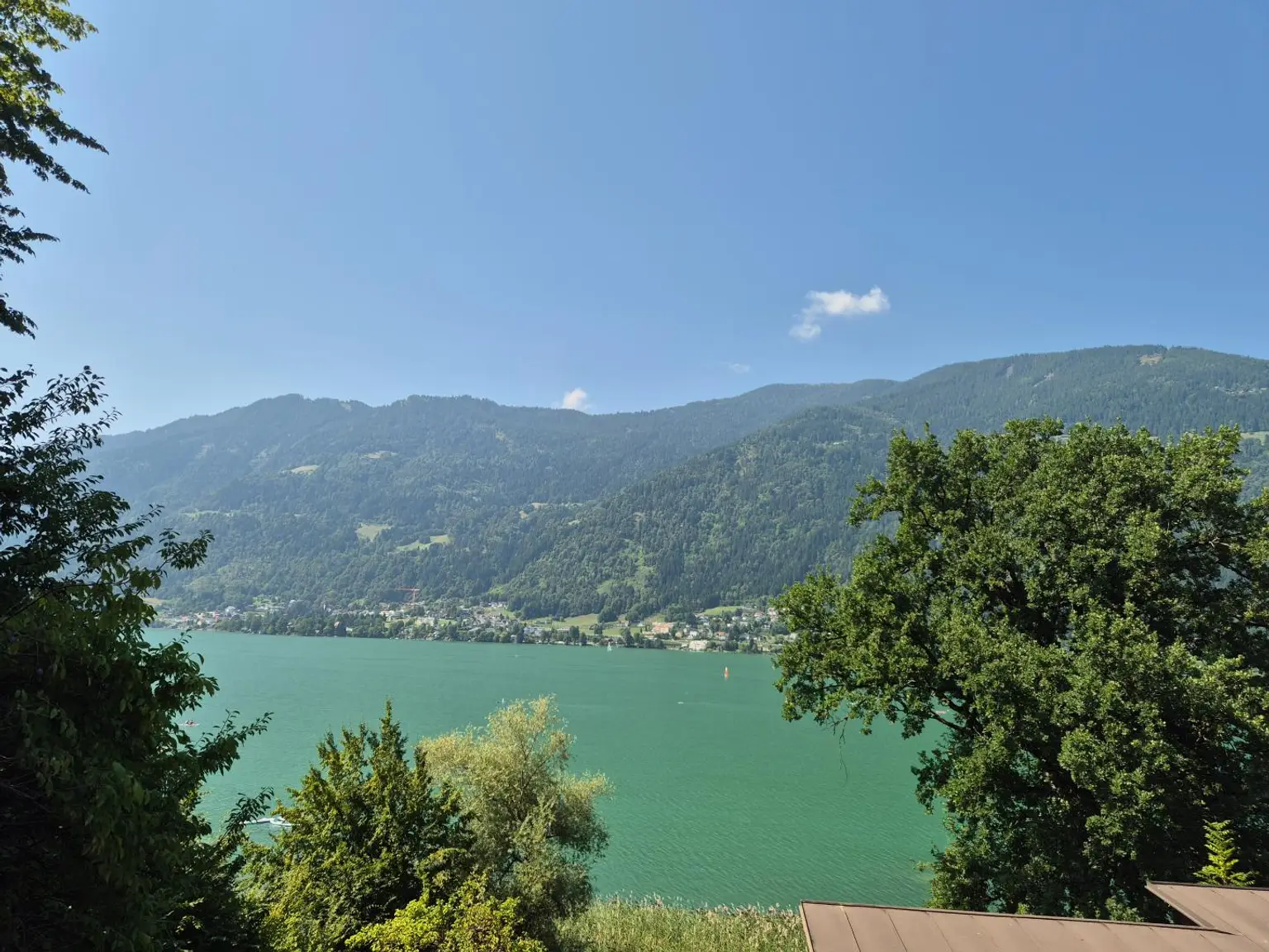 Schönes Seegrundstück mit Seezugang und Baubewilligung!