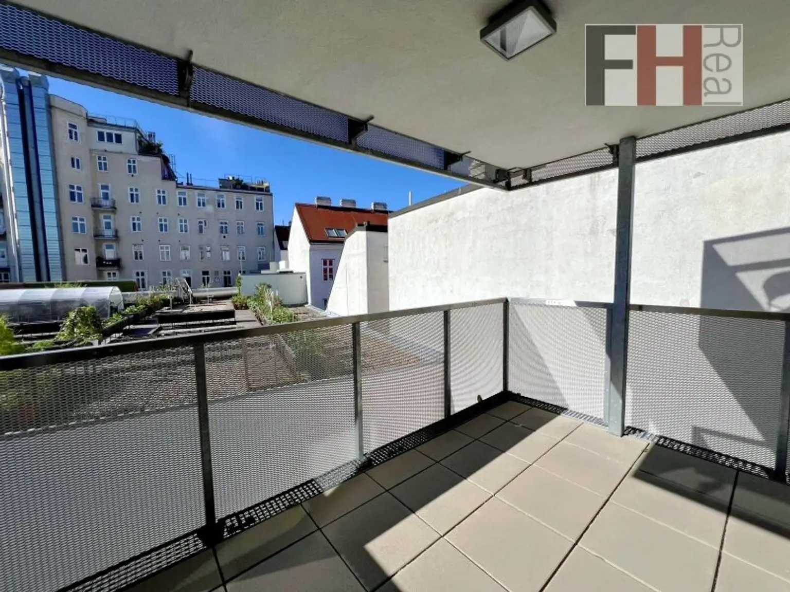Neuwertige Dachgeschossmaisonette in Mariahilfer TOP-Lage, 2,5 Zimmer, 2 Terrassen Richtung Nord/West in ruhigen Innenhof!