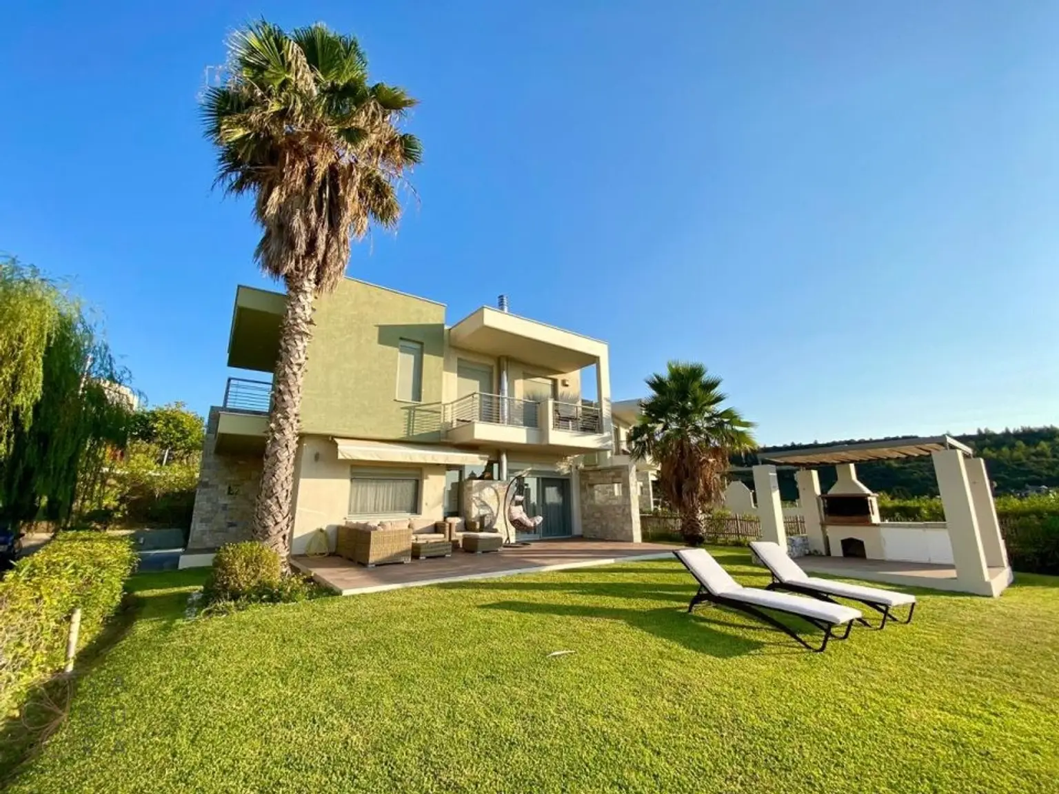 Pefkochori – Stilvolle Maisonette auf großem Grundstück nur wenige Schritte vom Strand