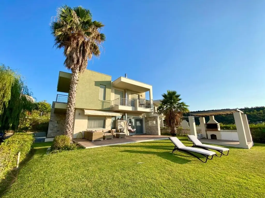 Pefkochori – Stilvolle Maisonette auf großem Grundstück nur wenige Schritte vom Strand