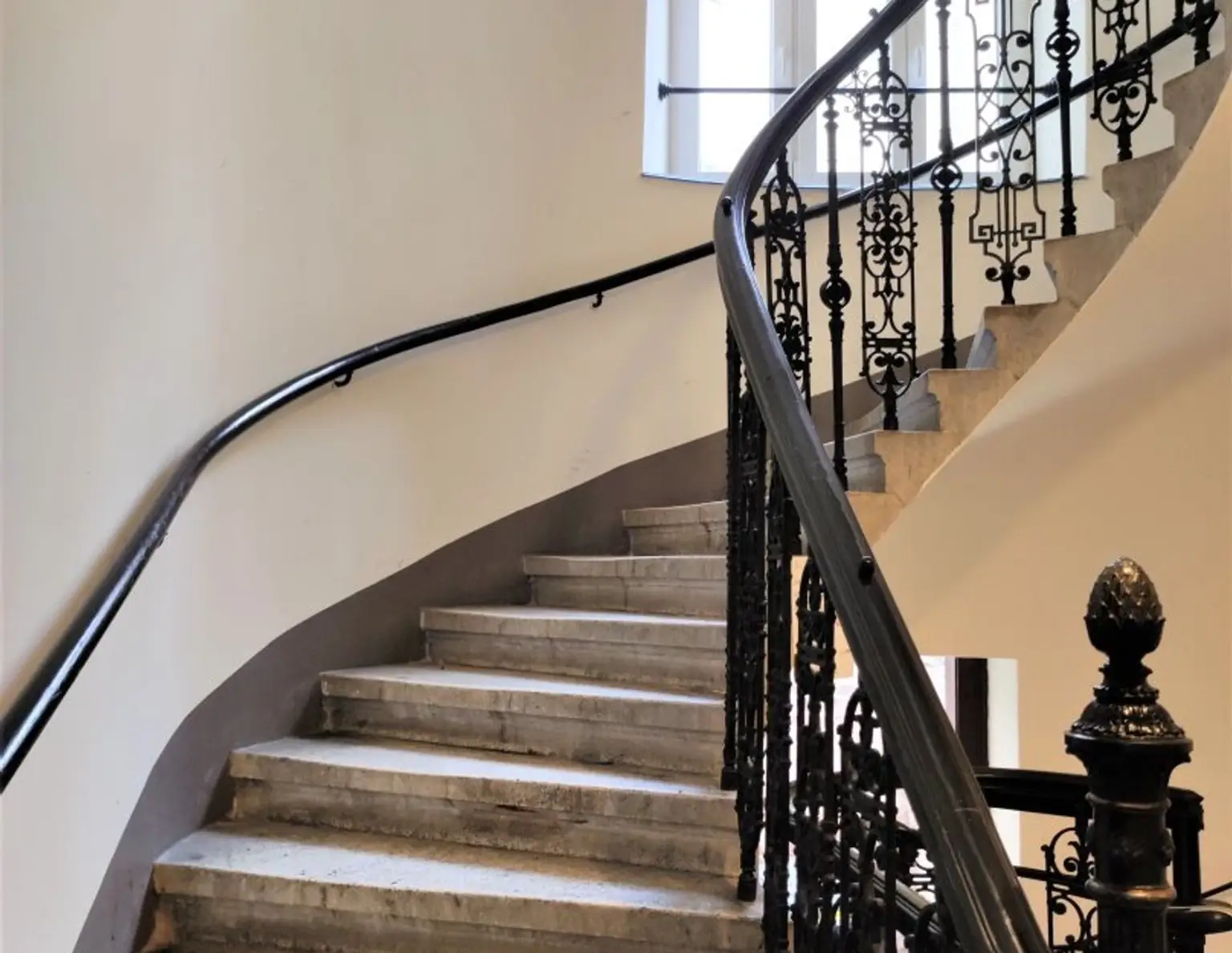 Wunderschönes Mittelzinshaus in bester Lage mit ausbaubarem Rohdachboden -- Perfekt auch für Eigennutzer