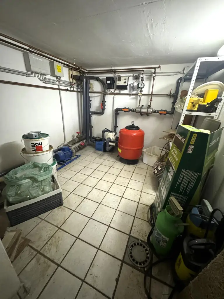 Großzügiges Einfamilienhaus mit Pool, Wintergarten und Doppelgarage mitten im Grünen!