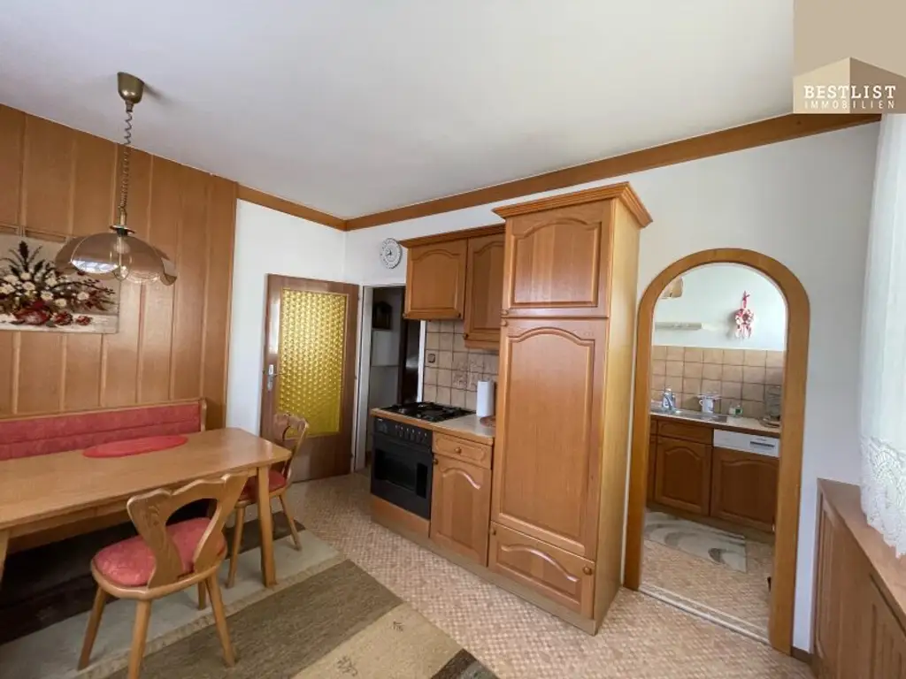 7 Zimmer Haus in Gainfarn - innen mit Renovierungsbedarf