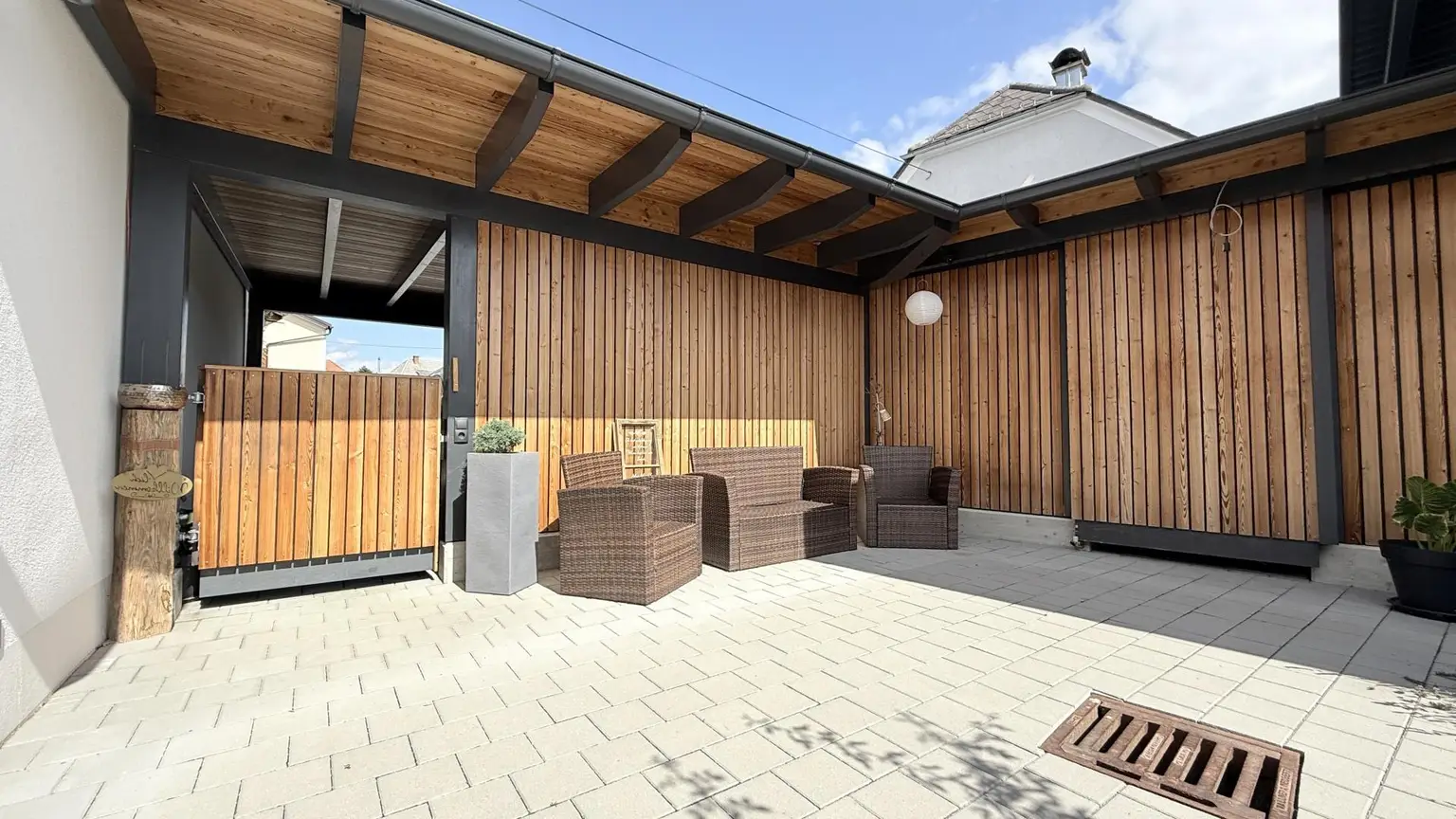 Eingangsbereich vom Carport mit Terrassenplatz