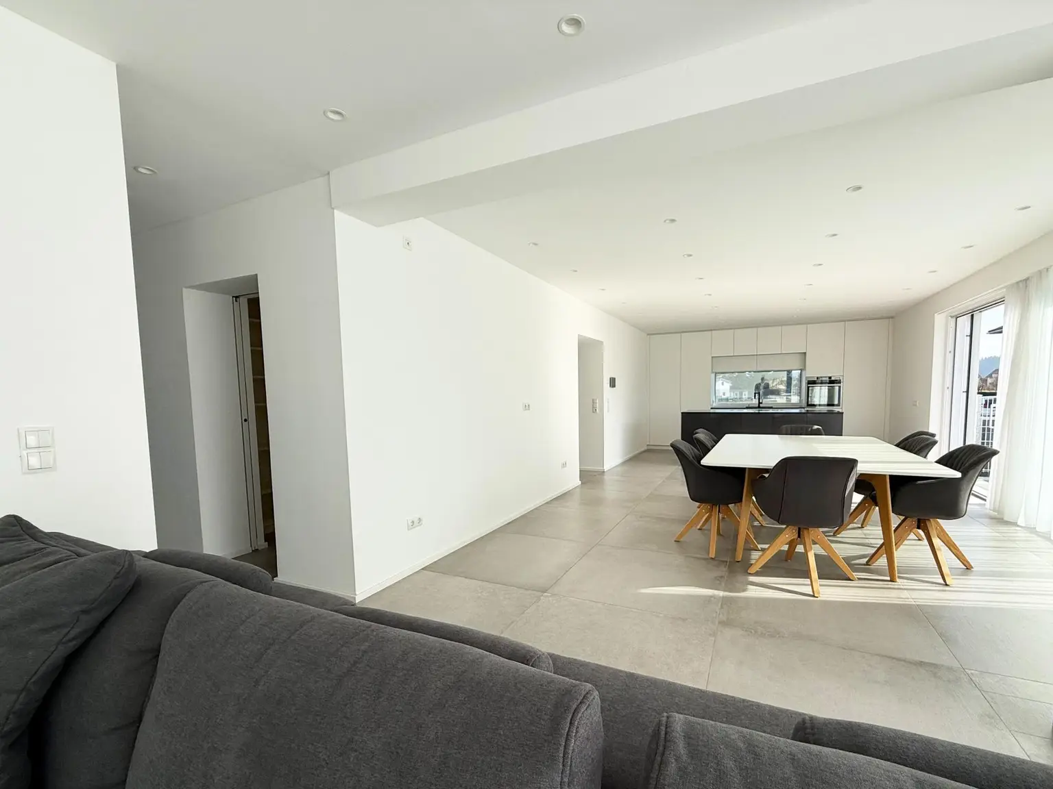 Blick ins Wohnzimmer & Küche